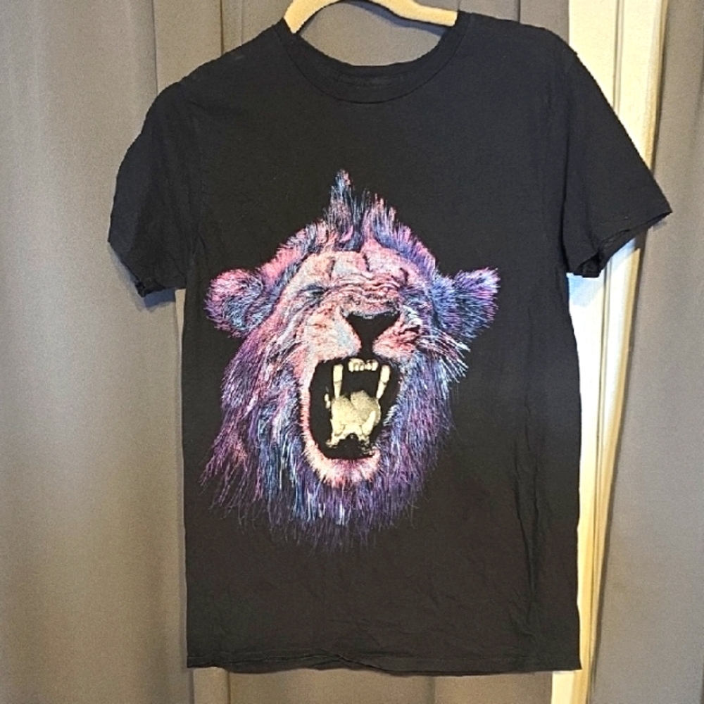 Call Your Mother Women's? Black T-Shirt Lion Graphic Pink Blue‎ USA Sz M EUC